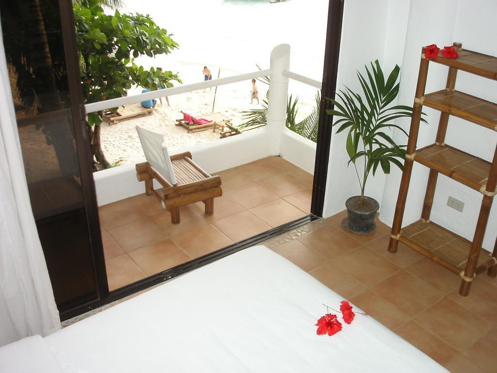 Artista Beach Villa Balabag  Room photo